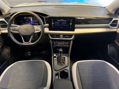 Certified 2025 Volkswagen Taos SE FWD image 18