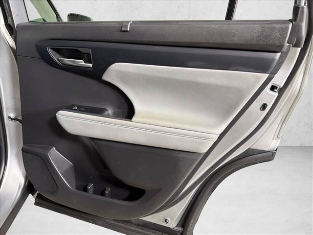 Used 2023 Toyota Highlander XLE FWD image 17