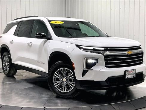 Used 2025 Chevrolet Traverse LT image 3