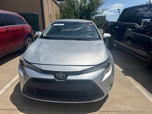 Used 2020 Toyota Corolla LE FWD image 2