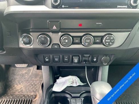 Used 2020 Toyota Tacoma TRD Off-Road w/ Technology Package AWD/4WD image 21