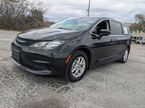 Used 2023 Chrysler Voyager LX image 8