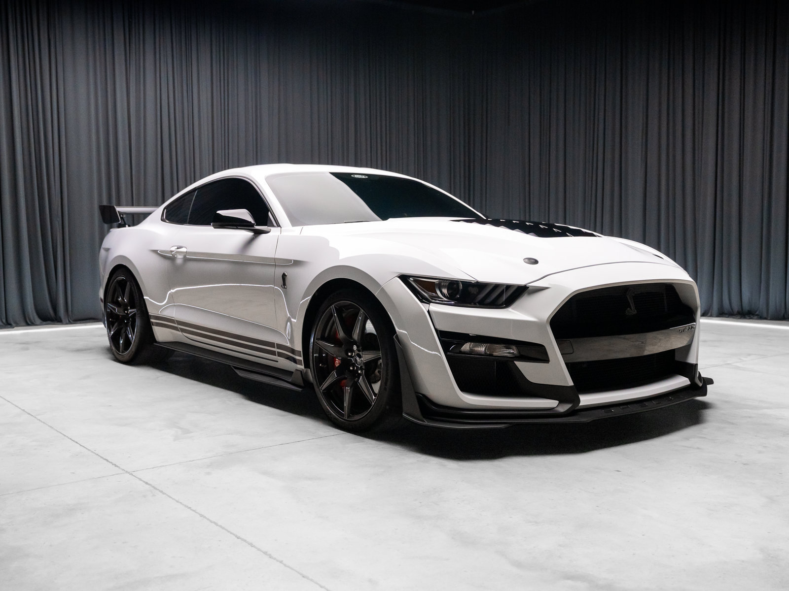 Used 2021 Ford Mustang Shelby GT500 w/ Carbon Fiber Track Pack RWD image 2