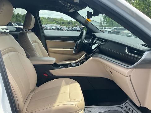 Used 2025 Jeep Grand Cherokee L Limited w/ Luxury Tech Group II AWD/4WD image 12