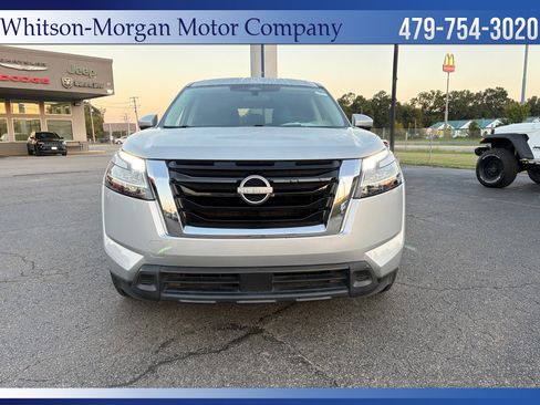 Used 2022 Nissan Pathfinder SV image 2