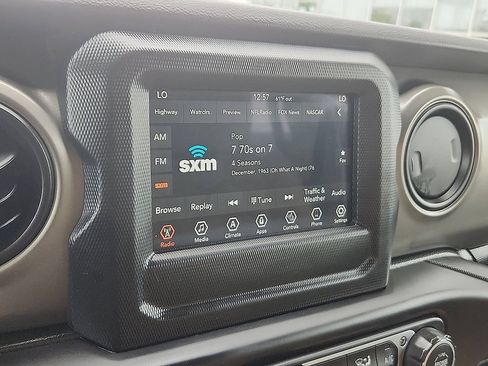 Used 2022 Jeep Gladiator Sport AWD/4WD image 11