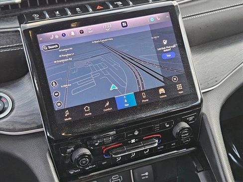 Used 2023 Jeep Grand Cherokee Limited image 13