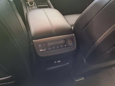 Used 2024 Nissan Pathfinder SL FWD image 19