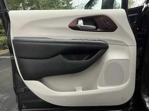 Used 2020 Chrysler Pacifica Limited image 19