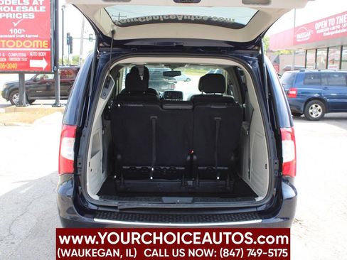 Used 2016 Chrysler Town & Country Touring-L image 11