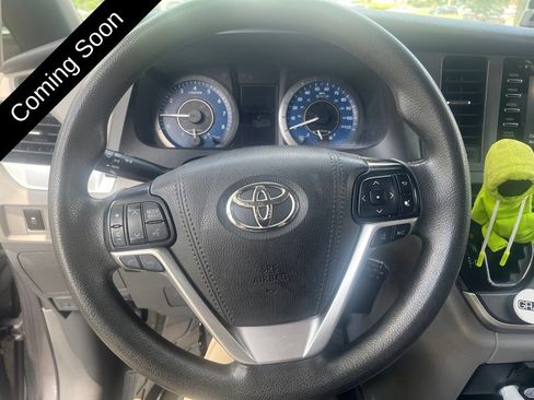 Used 2020 Toyota Sienna LE FWD image 15