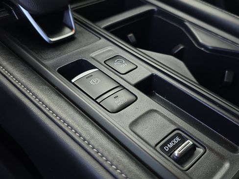 Used 2024 Nissan Pathfinder S image 30