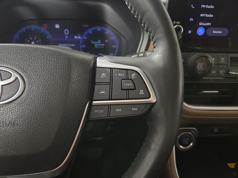 Used 2024 Toyota Grand Highlander AWD image 17