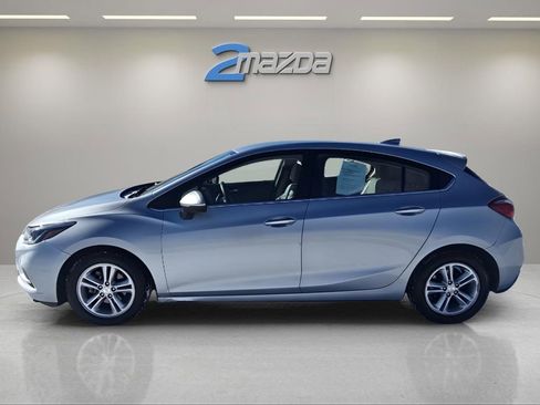 Used 2017 Chevrolet Cruze LT image 2