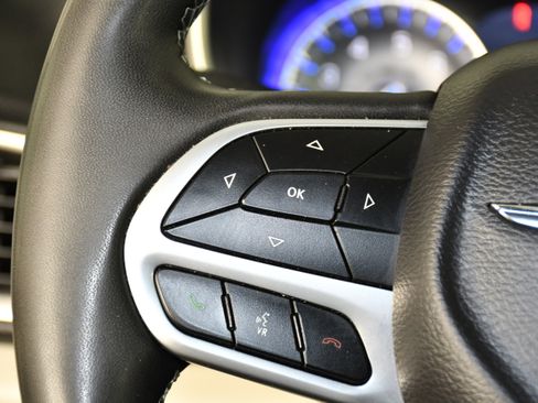 Used 2023 Chrysler Pacifica Touring-L image 21