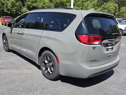 Used 2020 Chrysler Pacifica Touring-L Plus FWD image 13