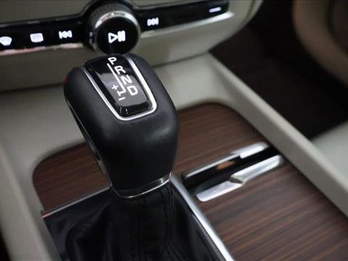 Used 2020 Volvo V60 T5 Cross Country image 17