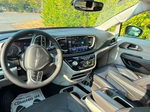 Used 2023 Chrysler Pacifica Touring-L AWD/4WD image 5
