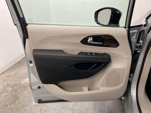 Used 2024 Chrysler Pacifica Limited image 23