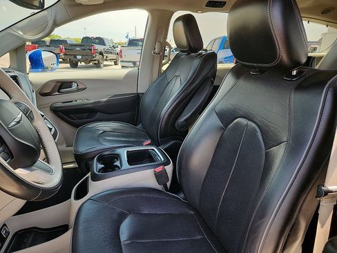 Used 2019 Chrysler Pacifica Limited w/ Advanced Safetytec Group FWD image 7
