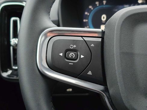 Used 2025 Volvo XC40 B5 Plus image 30