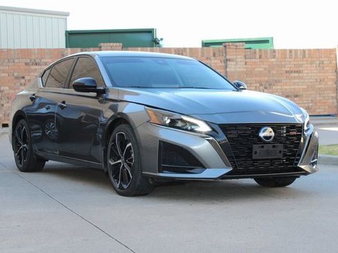 Used 2023 Nissan Altima 2.5 SR w/ SR Premium Package image 2