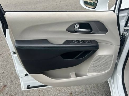 Used 2021 Chrysler Pacifica Touring FWD image 18