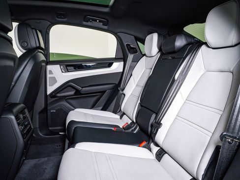 Certified 2025 Porsche Cayenne Coupe AWD/4WD image 17