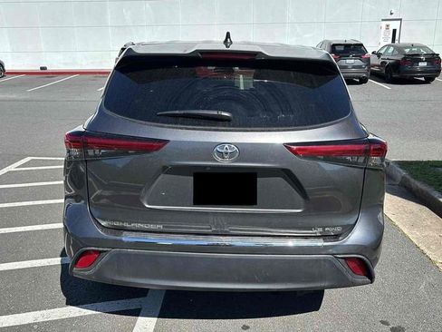 Used 2023 Toyota Highlander LE AWD/4WD image 5