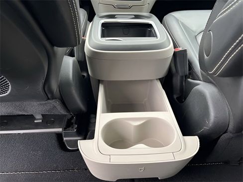 Used 2024 Chrysler Pacifica Touring-L image 32