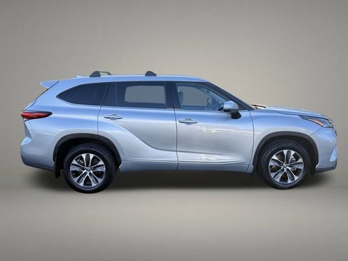 Used 2022 Toyota Highlander XLE image 6