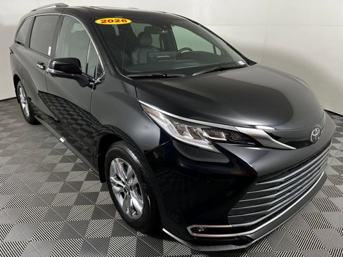 Used 2026 Toyota Sienna Limited FWD image 3