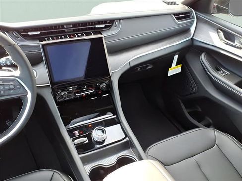 New 2025 Jeep Grand Cherokee L Limited image 10