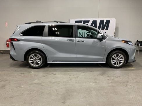 Used 2022 Toyota Sienna XLE Woodland Edition image 8