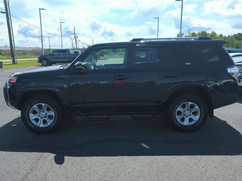 Used 2021 Toyota 4Runner SR5 Premium w/ Moonroof Package AWD/4WD image 5