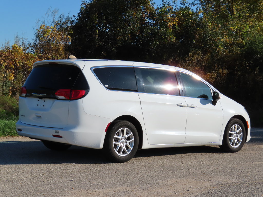 Certified 2023 Chrysler Voyager LX FWD image 3