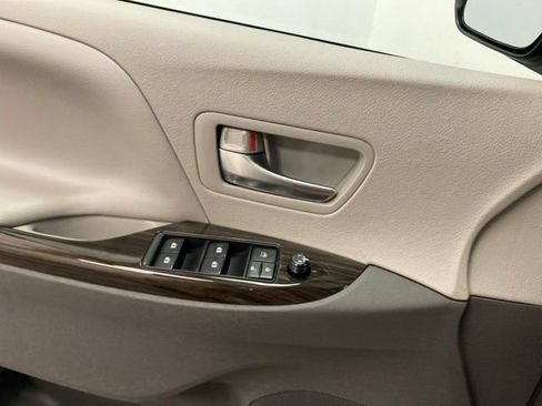 Used 2020 Toyota Sienna XLE w/ XLE Navigation Package AWD/4WD image 18