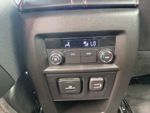 Used 2023 Chevrolet Traverse RS FWD image 21