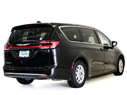Used 2024 Chrysler Pacifica Touring-L FWD image 6