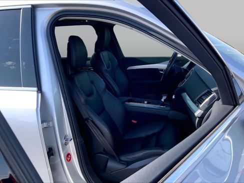 Used 2018 Volvo XC90 T5 Momentum w/ Convenience Package AWD/4WD image 9