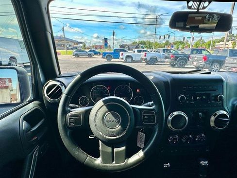 Used 2018 Jeep Wrangler Unlimited Sahara AWD/4WD image 12