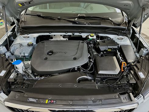 Used 2025 Volvo XC40 B5 Core image 35