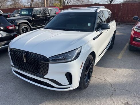 Used 2025 Lincoln Aviator Reserve w/ Luxury Package image 2
