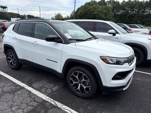 Used 2025 Jeep Compass Limited AWD/4WD image 3