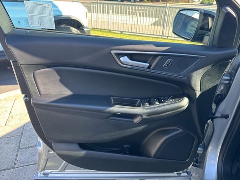 Used 2024 Ford Edge SE w/ Black Appearance Package image 11