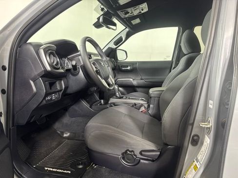 Used 2019 Toyota Tacoma TRD Off-Road AWD/4WD image 11