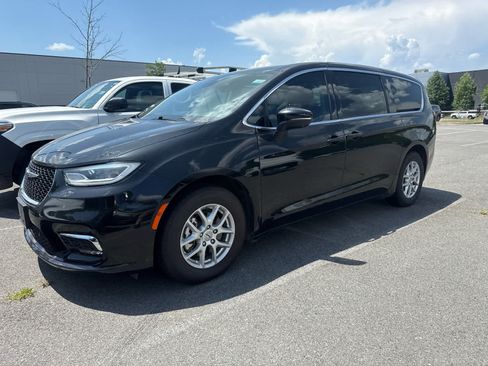 Used 2023 Chrysler Pacifica Touring-L FWD image 1