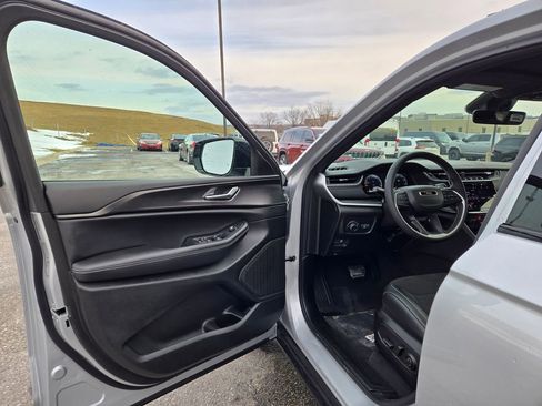 New 2025 Jeep Grand Cherokee Altitude image 11