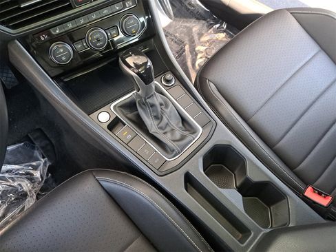 Used 2023 Volkswagen Jetta SE w/ Panoramic Sunroof Package image 24
