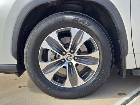 Used 2021 Toyota Highlander XLE image 13